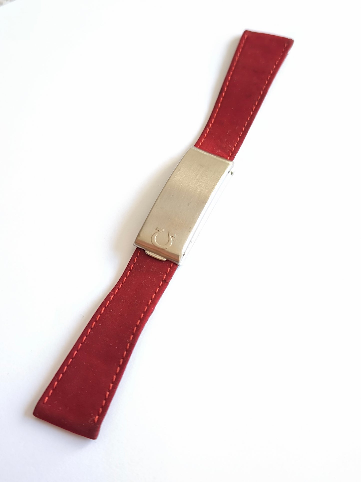 Omega N° 27 Rare vintage genuine Red leather strap 18,5mm swiss made.
Used condition with signs of use.
