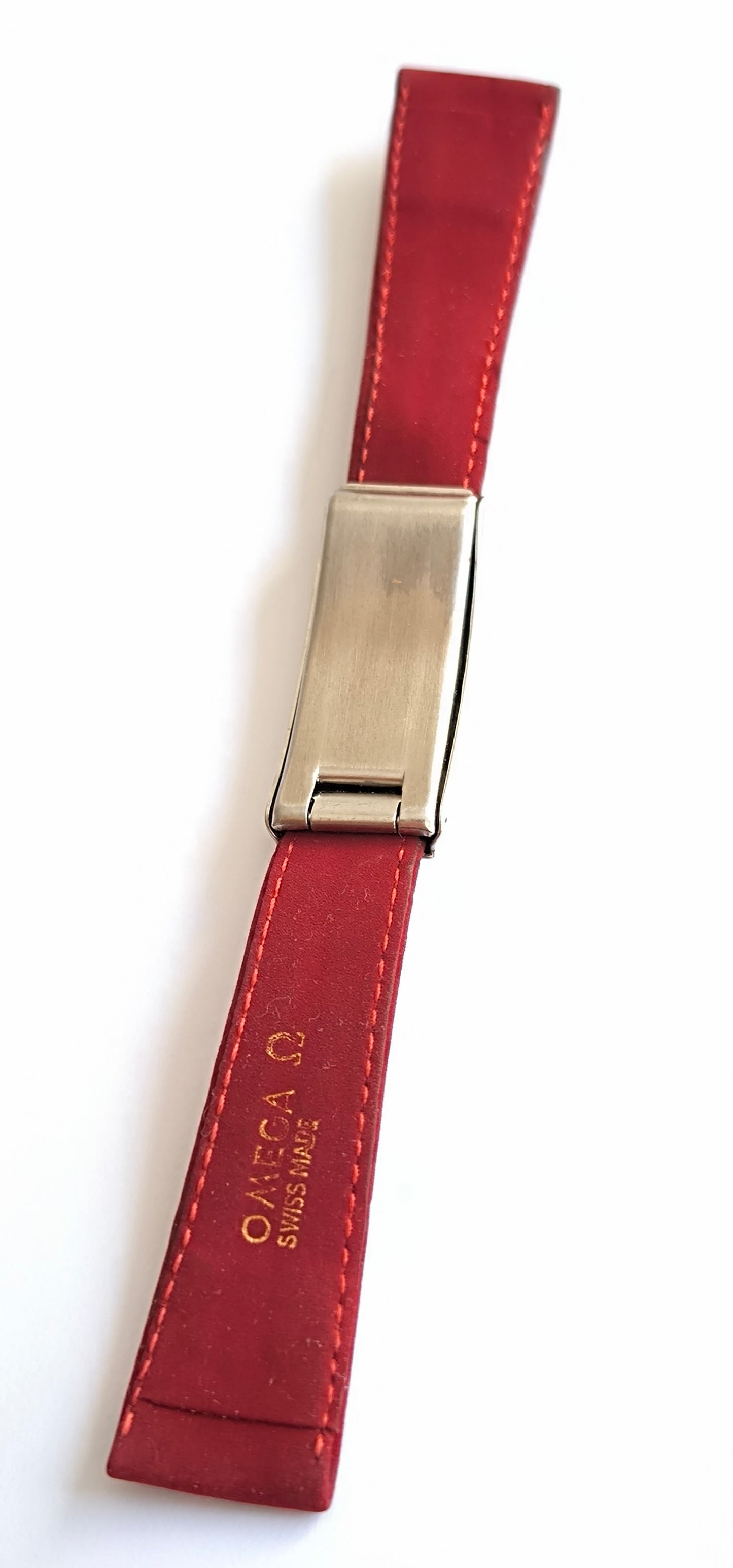 Omega N° 27 Rare vintage genuine Red leather strap 18,5mm swiss made.
Used condition with signs of use.