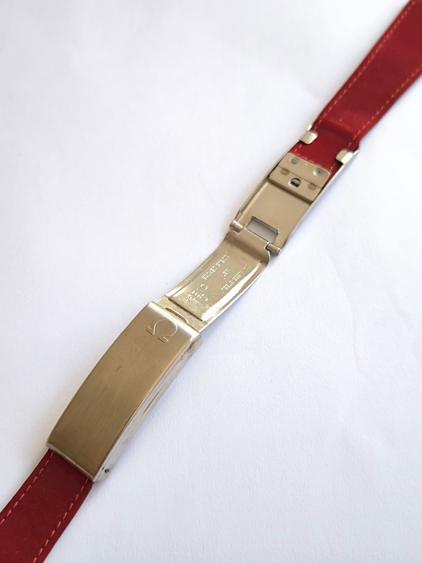 Omega N° 27 Rare vintage genuine Red leather strap 18,5mm swiss made.
Used condition with signs of use.