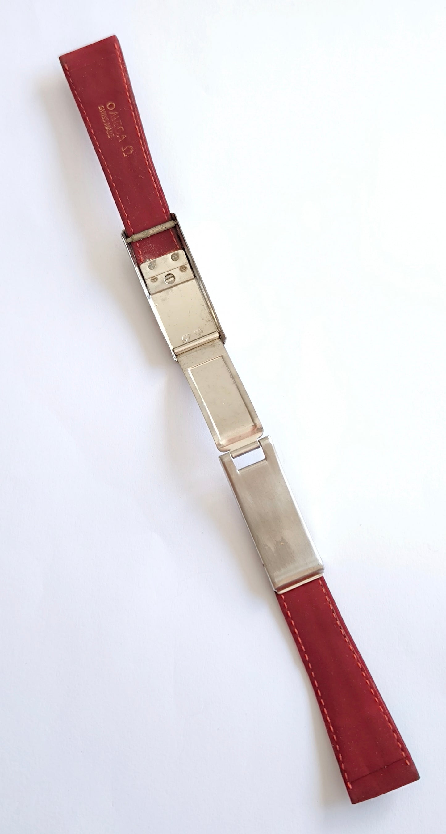 Omega N° 27 Rare vintage genuine Red leather strap 18,5mm swiss made.
Used condition with signs of use.
