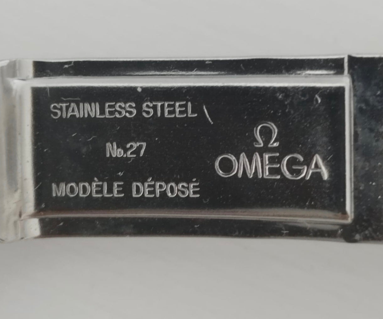 Omega N° 27 Rare vintage genuine Red leather strap 18,5mm swiss made.
Used condition with signs of use.