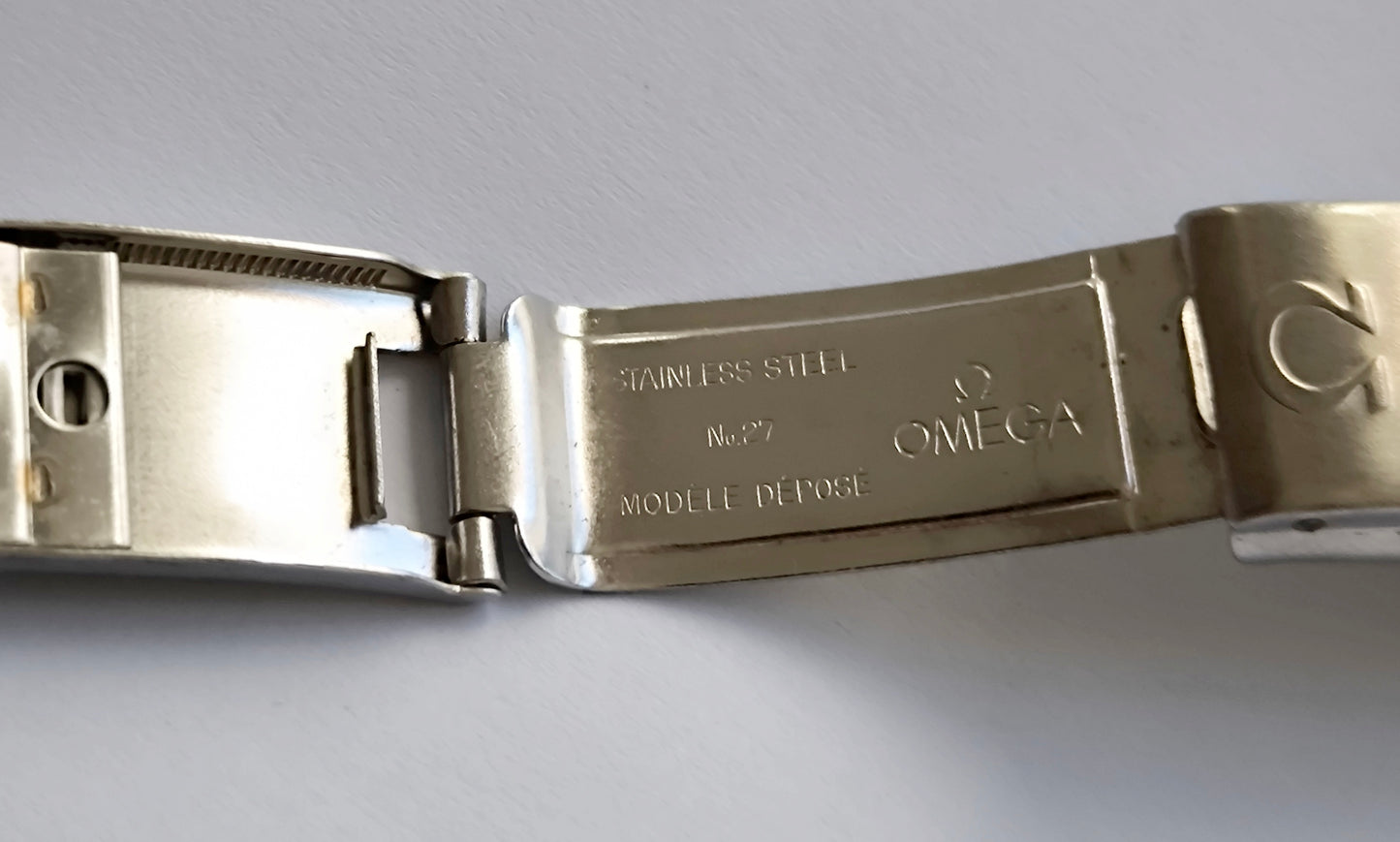 Omega N° 27 Rare vintage genuine Red leather strap 18,5mm swiss made.
Used condition with signs of use.