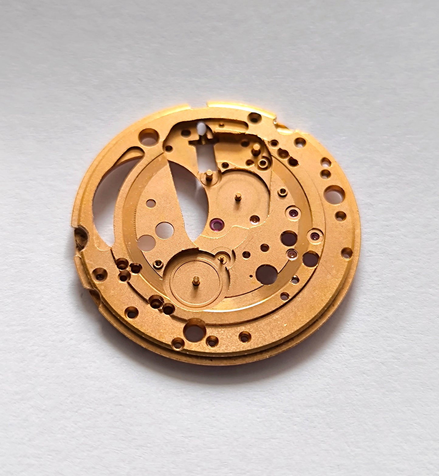 Omega 563-1000, Plate