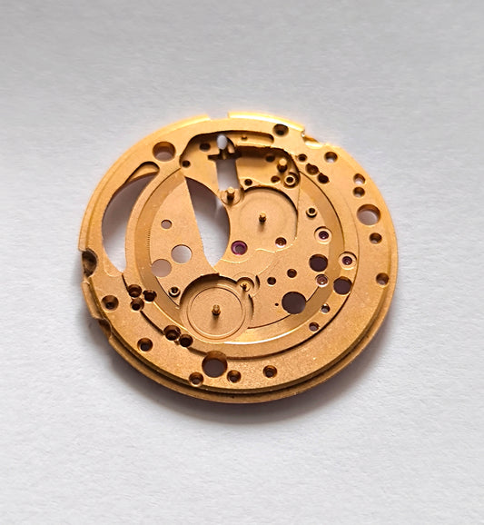 Omega 563-1000, Plate