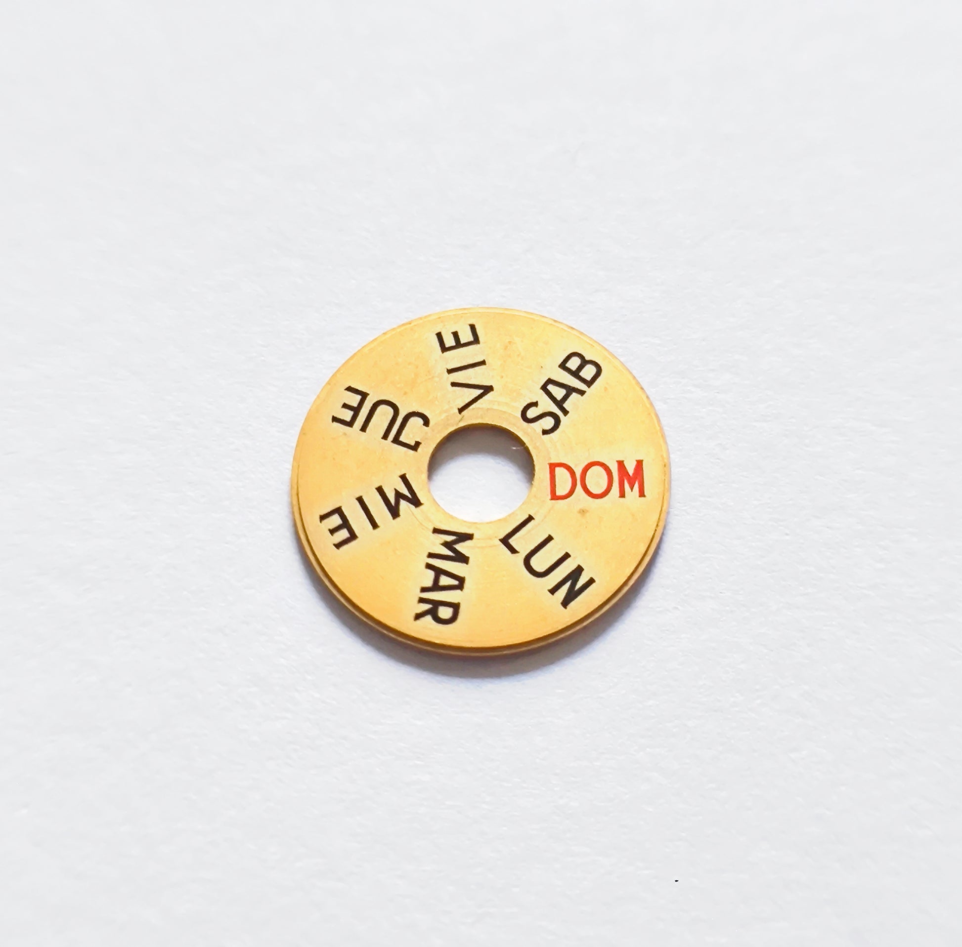 Certina KF 25-652 day indicator disc gold champagne Spanish version front view